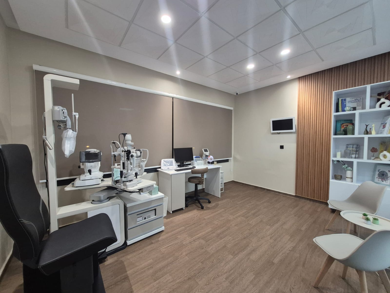 Salle d'examen ophtalmologique moderne — Dr Louizy